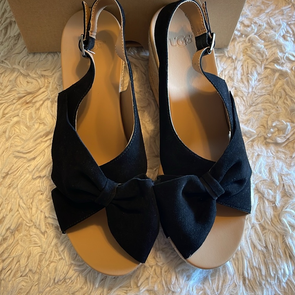 UGG Women's Camilla Black
Seude Bow Size 8.5
Slingback Wedge Heel Shoes